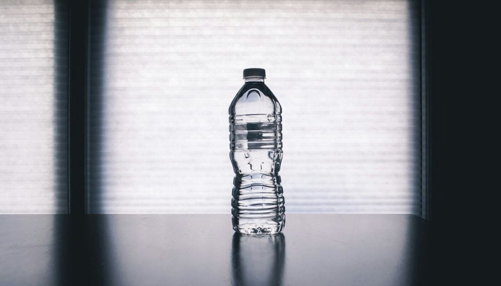 Flasche Künftig sollen etwa 1,5 Milliarden Euro jährlich zusammenkommen – das Geld soll die derzeit vom Bund getragene EU-Plastikabgabe mitfinanzieren. Bild: Steve A Johnson/Unsplash