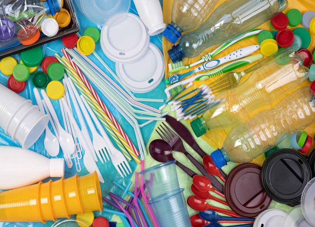 Objets en plastique jetables à usage unique tels que bouteilles, tasses, fourchettes, cuillères et pailles qui polluent l'environnement, notamment les océans.