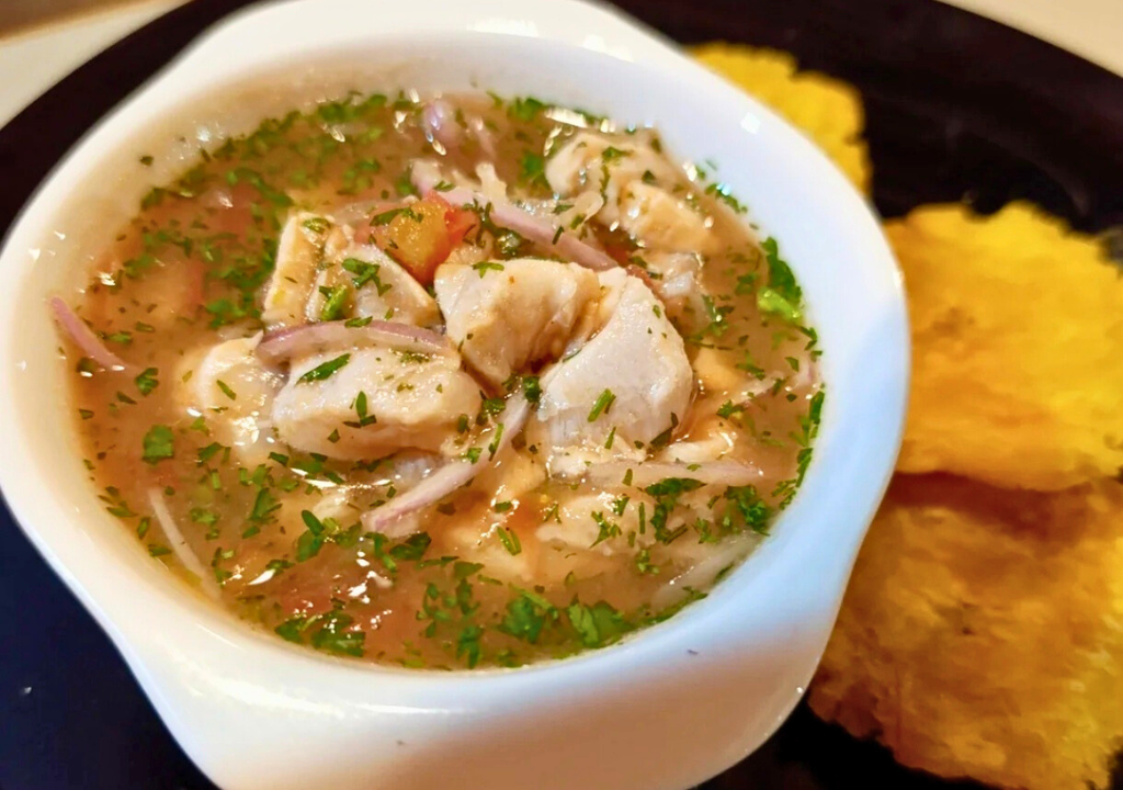 Ceviche de pescado con patacones en La Casa del Buzo, Tumaco. Ceviche de pescado con patacones en La Casa del Buzo, Tumaco.