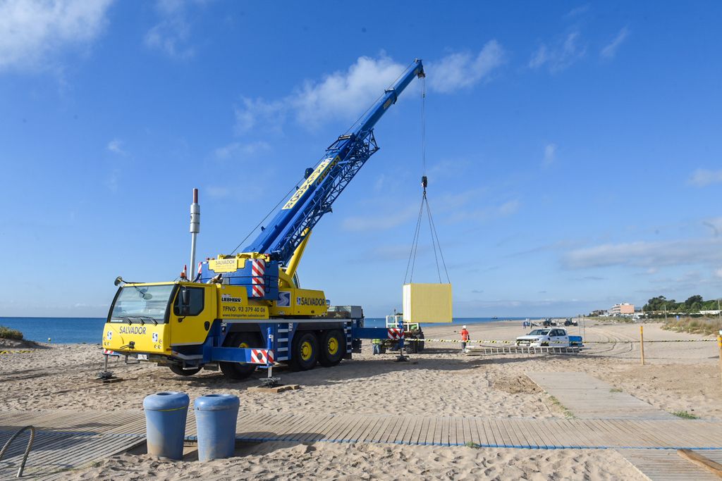 Retirada de equipamientos en la playa de las Filipinas, en Viladecans (Barcelona). AMB / Albert Canalejo