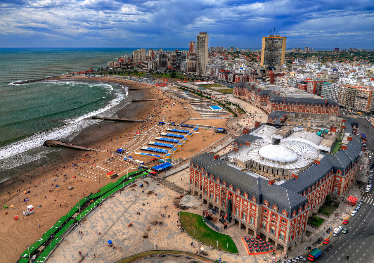 A partir de la temporada 2026 solo se podrá fumar en lugares señalizados en las playas de Mar del Plata.
