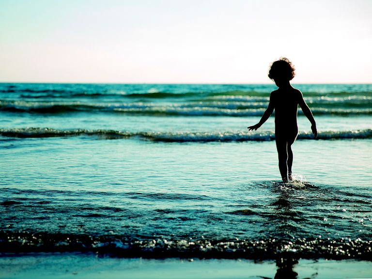 Niño en el mar Niño en el mar