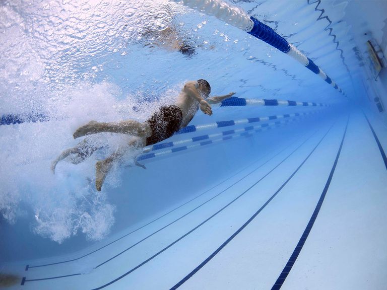 Hombre nadando en piscina Hombre nadando en piscina