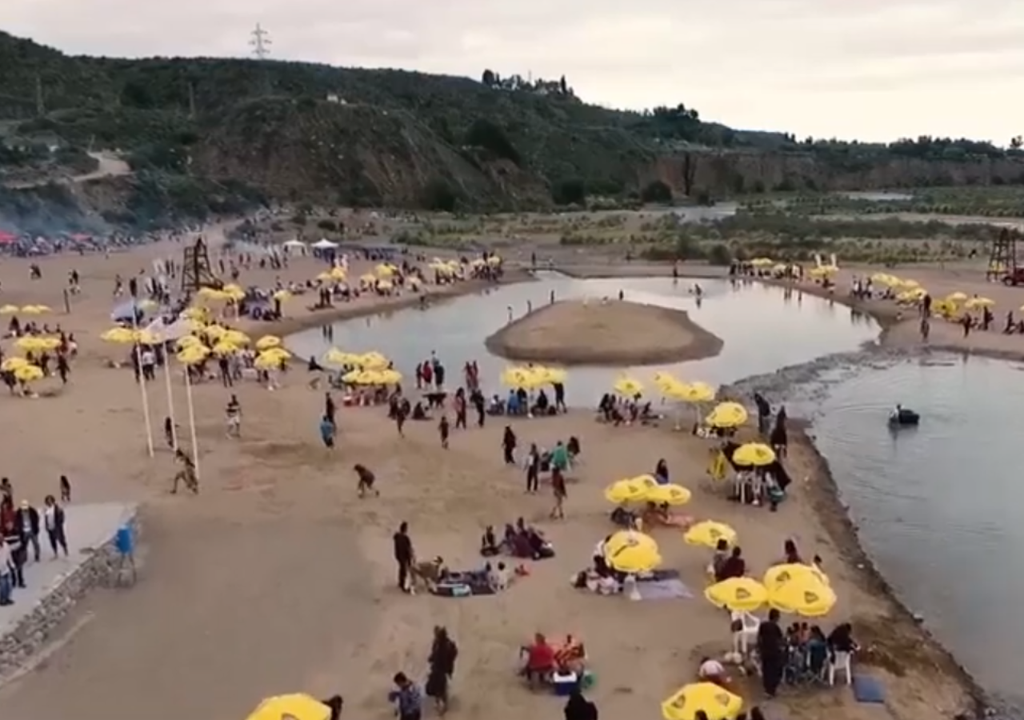 En un sector del Río Mendoza, el cauce forma una mini playa con arena, piedras y piletones para disfrutar del aire libre.
