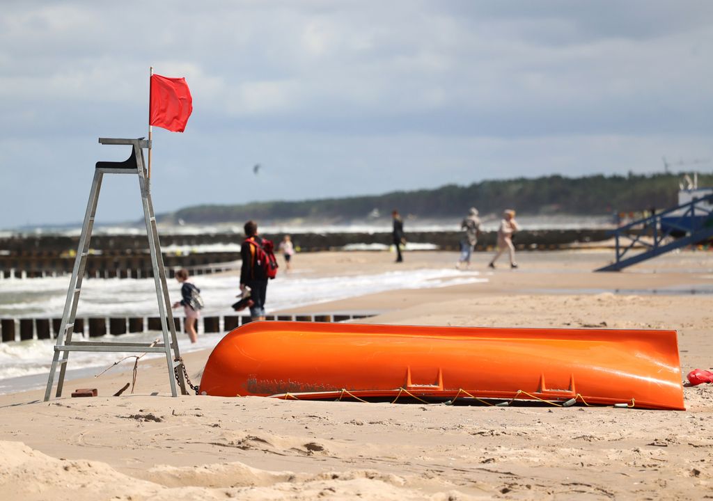 An den Ostseestränden herrscht derzeit gutes Badewetter. Am Wochenende drohen Unwetter. Badeverbot und Rote Flagge für alle Badegäste