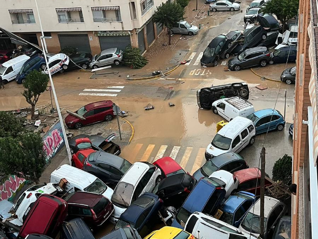 L'orage stationnaire a laissé derrière lui des paysages dévastés dans la région de Valence, notamment.