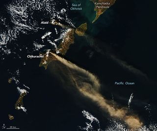 Plumas volcánicas en las Islas Kuriles