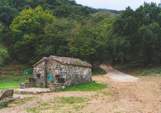 El mágico poblado de la Sierra de Málaga que esconde cabañas entre naturaleza