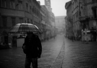 Pochi giorni all'1 novembre: torna la pioggia e farà più freddo