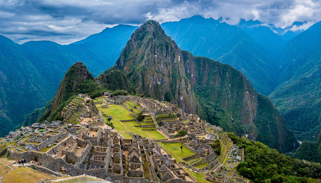 Machu Picchu, Perú, ubicado entre las majestuosas montañas peruanas, combina la arquitectura inca con la naturaleza, creando uno de los paisajes más impresionantes del mundo.