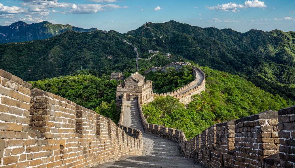 La Gran Muralla China, una maravilla de la ingeniería que se extiende por miles de kilómetros, es un testimonio de siglos de defensa militar e historia imperial.