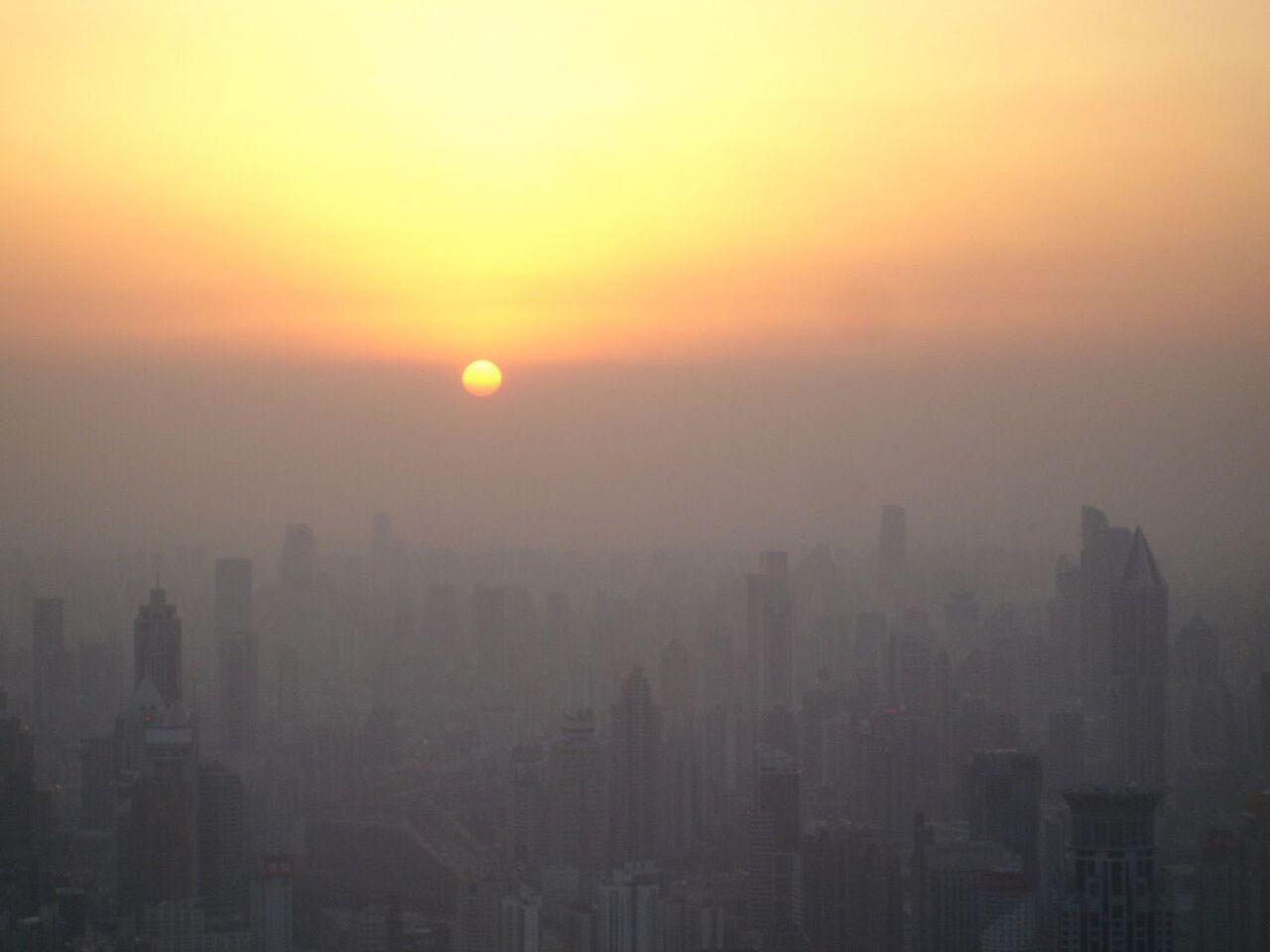 Una colaboración entre la NASA y la Agencia Espacial Italiana, investigará los efectos de la contaminación del aire por partículas en suspensión en la salud humana. Crédito: Suicup/Wikimedia Commons
