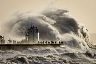 Descomunal borrasca atlántica: olas de 19 m y vientos huracanados