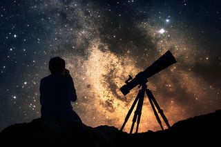 ¿Podría un baño bajo las estrellas aliviar el estrés? El auge de los retiros para mirar arriba y contemplar el cosmos