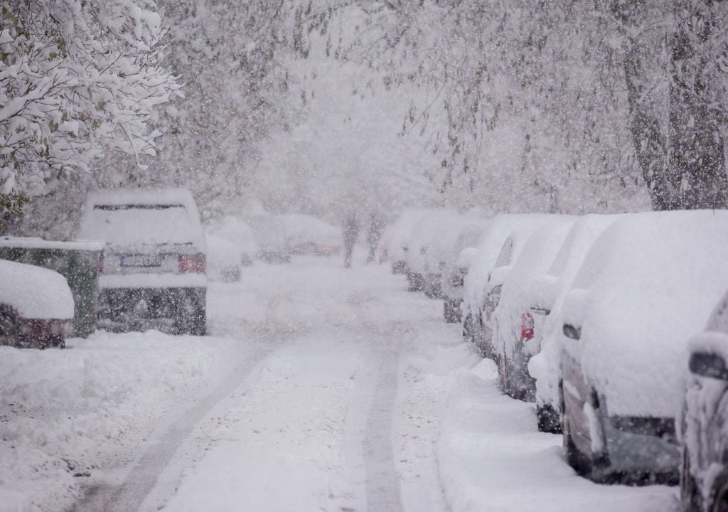 schnee, chaos, deutschland Schneechaos in Deutschland: Das kann auch in einem Mildwinter passieren. Regional und zeitweise kann es auch dann immer wieder zu massiven Kaltlufteinbrüchen kommen.