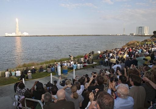 Polémica por el boom turístico que llega a Florida para presenciar los despegues de Space X