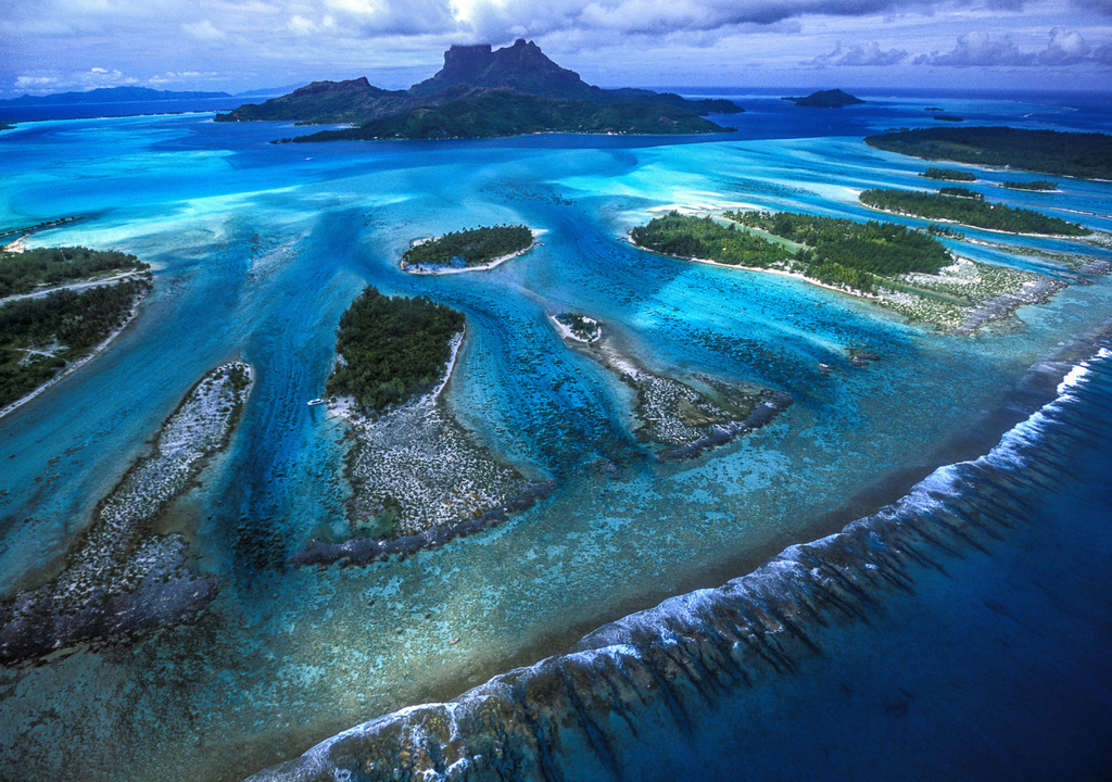 Bora bora es una isla del archipiélago de las islas de la Sociedad, famosa por su laguna y arrecifes.