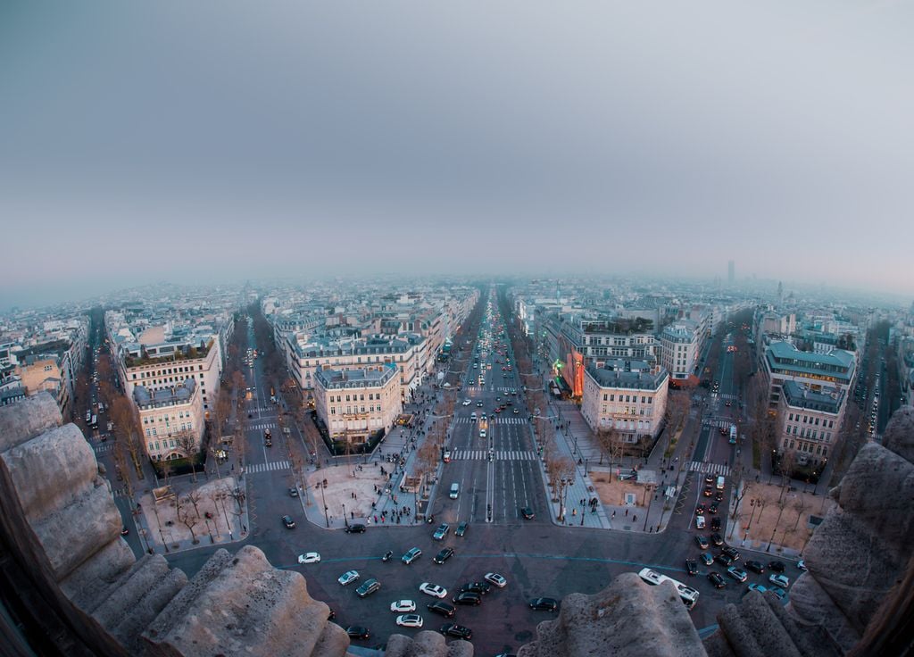 Ciel voilé par la pollution de l’air à Paris.