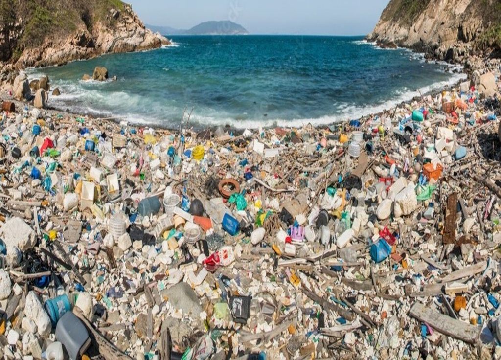 Plage de Hong Kong et ses déchets plastiques.