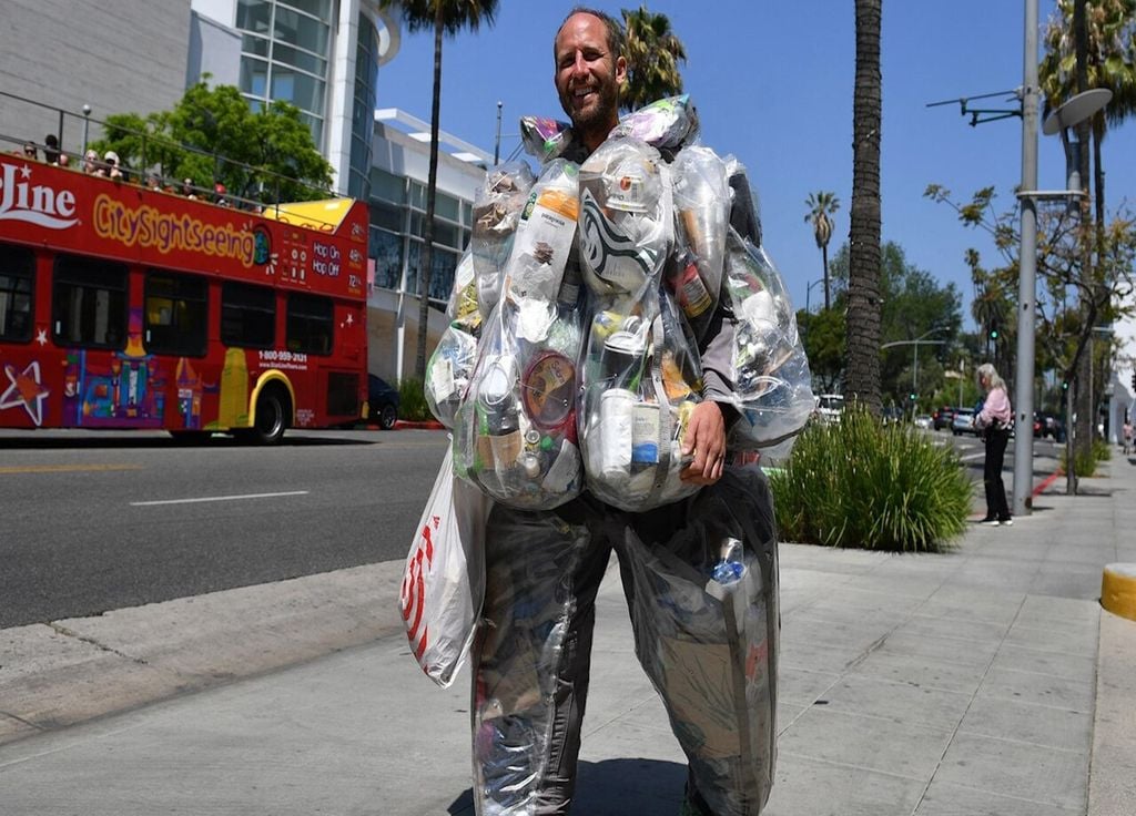 Cet homme se balade avec 30 kg de déchets pour dénoncer la surconsommation.