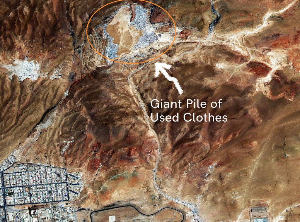 Le « cimetière » de vêtements usagés d’Atacama, au Chili, est désormais visible depuis l’espace. Au bas de l'image se trouve la ville d'Iquique. Source : SkyFi.