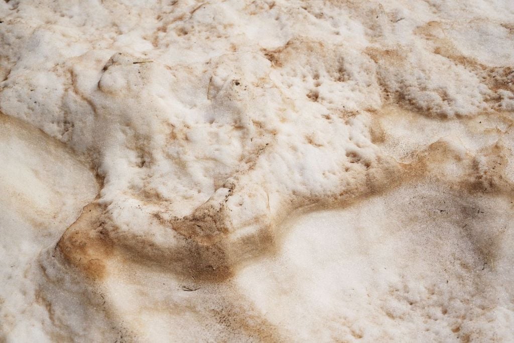 Neve arancione. Neve arancione.