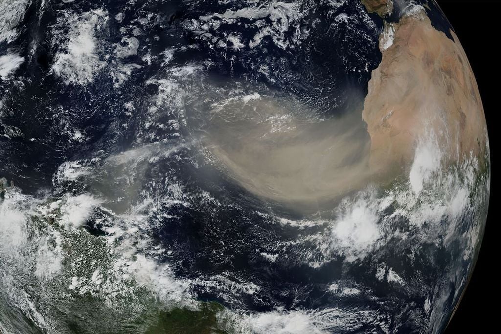 Bild einer Staubexplosion über dem Nordatlantik am 18. Juni 2020, als sich der Wüstenstaub von der Sahara nach Nordamerika bewegte. Laut einer Studie der UCLA hat die Zunahme mikroskopisch kleiner Staubteilchen in der Atmosphäre das Ausmaß des Treibhausgaspotenzials für die globale Erwärmung verschleiert. Credit: NASA Scientific Visualization Study