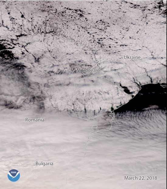 Polvo Y Arena Del Sahara Sobre La Nieve De Europa Del Este Polvo Y Arena Del Sahara Sobre La Nieve De Europa Del Este