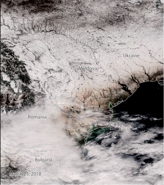 Polvo Y Arena Del Sahara Sobre La Nieve De Europa Del Este Polvo Y Arena Del Sahara Sobre La Nieve De Europa Del Este