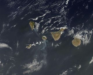 Polvo y cenizas arrastradas por el viento en Canarias