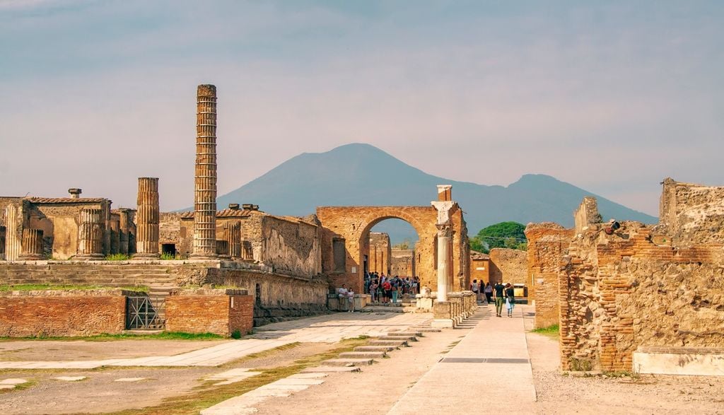 Una foto attuale delle rovine di Pompei, ancora oggi dominate dal Vesuvio.