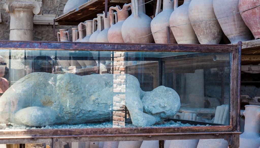 Uno dei celebri calchi in gesso delle vittime di Pompei, realizzati riempiendo le cavità lasciate dai corpi investiti dall’eruzione del 79 d.C., testimonia in modo diretto e drammatico gli ultimi istanti di vita degli abitanti della città sepolta dal Vesuvio.