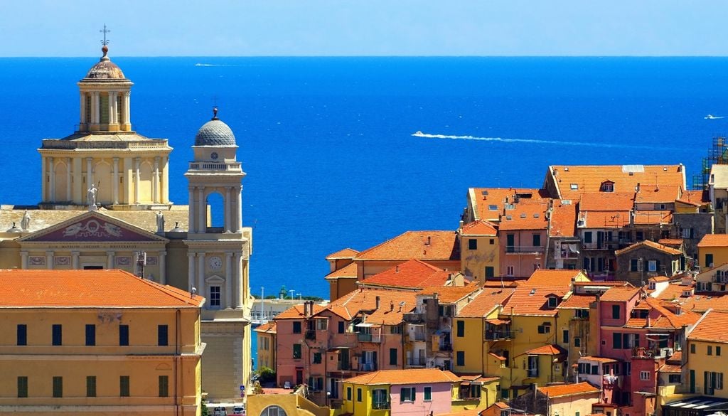 Una veduta di Ventimiglia, in Liguria, a poca distanza dal confine con la Francia.