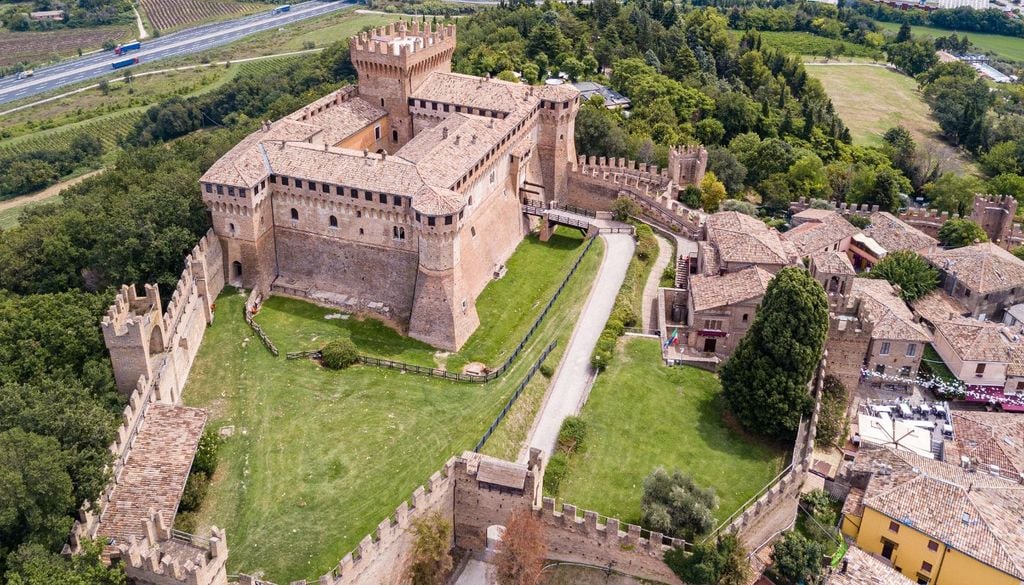 ponte 2 giugno 2026 dove andare La fortezza di Gradara, nota come il "castello di Paolo e Francesca" nelle Marche