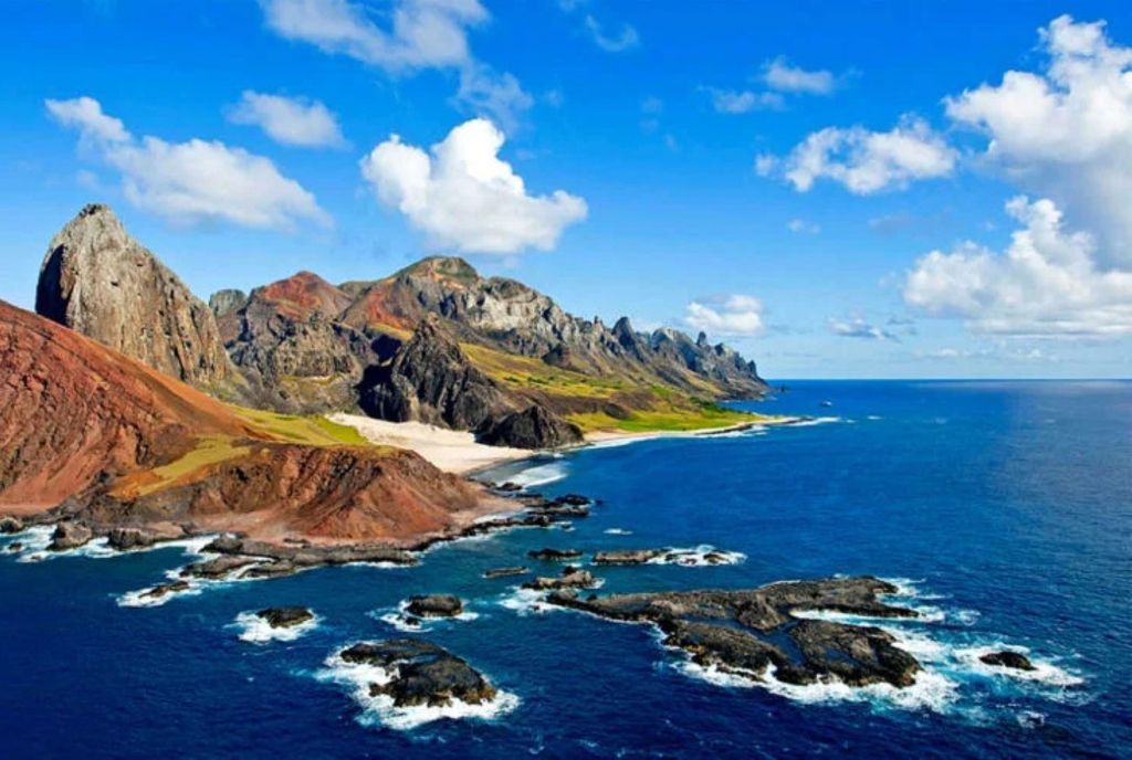 Ponto mais oriental do Brasil, o arquipélago abriga formações vulcânicas e rica biodiversidade.