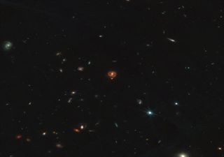 Pontos vermelhos identificados no cosmos não são galáxias: são buracos negros a crescer mais depressa do que nunca