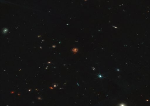 Pontos vermelhos identificados no cosmos n&atilde;o s&atilde;o gal&aacute;xias: s&atilde;o buracos negros a crescer mais depressa do que nunca