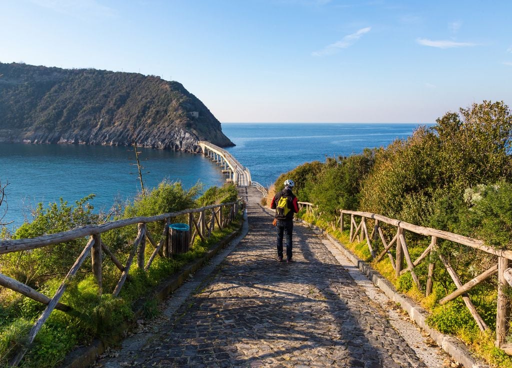 La passerelle pour accéder à l'Isola di Vivara.