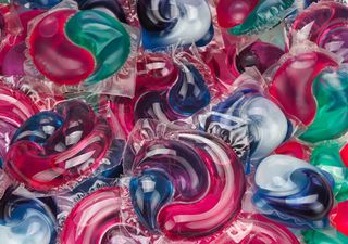 Populares cápsulas de detergente líquido aumentarían la contaminación por microplásticos en la ropa y el medioambiente