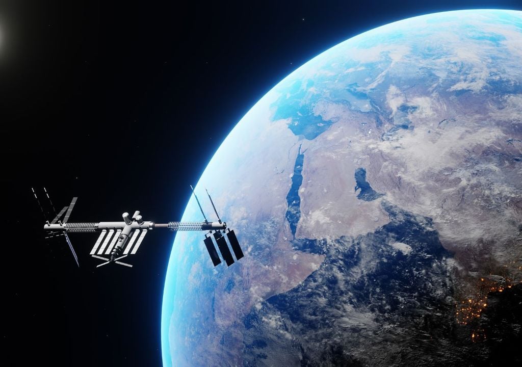 A bordo de la ISS, los astronautas trabajan en un entorno extremo marcado por la microgravedad, la radiación espacial y la imposibilidad de recibir asistencia médica inmediata.