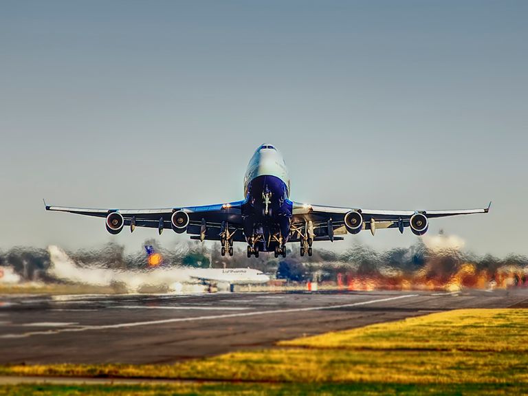 Por qué a los aviones les cuesta más despegar en verano?