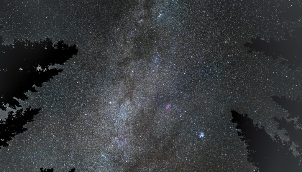 A Via Láctea também possui braços espirais. Em locais com pouca poluição luminosa, é possível observar um deles como a faixa brilhante que cruza o céu durante a noite. Crédito: Cosmic Pursuits