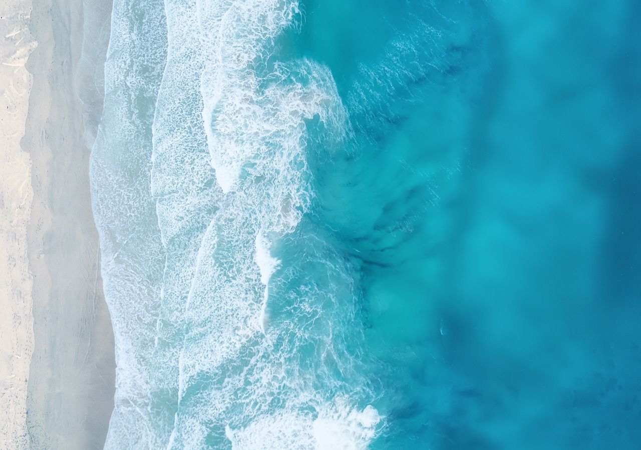 Por qué cambia de color el agua del mar?