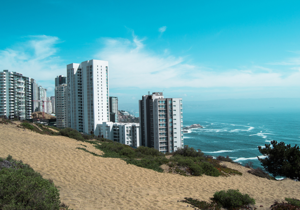 Ecosistemas como playas, campos dunares y humedales ha sido objetos de extractivismo severo y formas de uso contrapuestas con su fragilidad. Ecosistemas como playas, campos dunares y humedales ha sido objetos de extractivismo severo y formas de uso contrapuestas con su fragilidad.