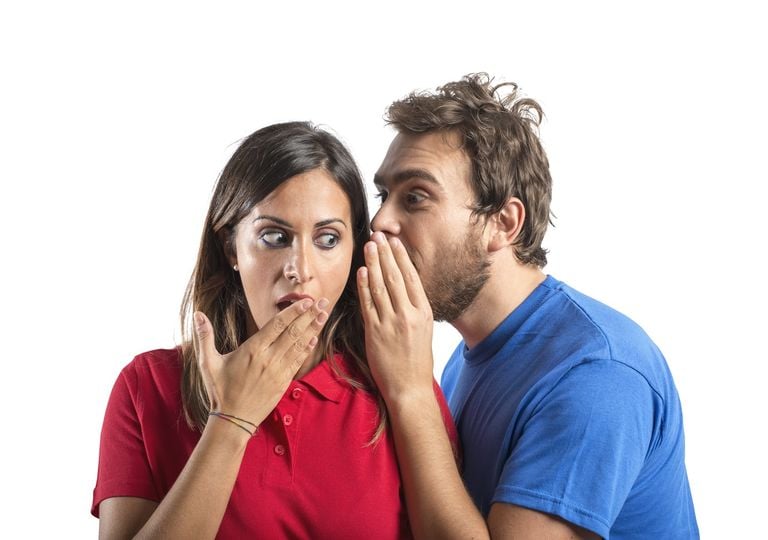 ¿Por qué chismeamos? La ciencia detrás de un fenómeno universal