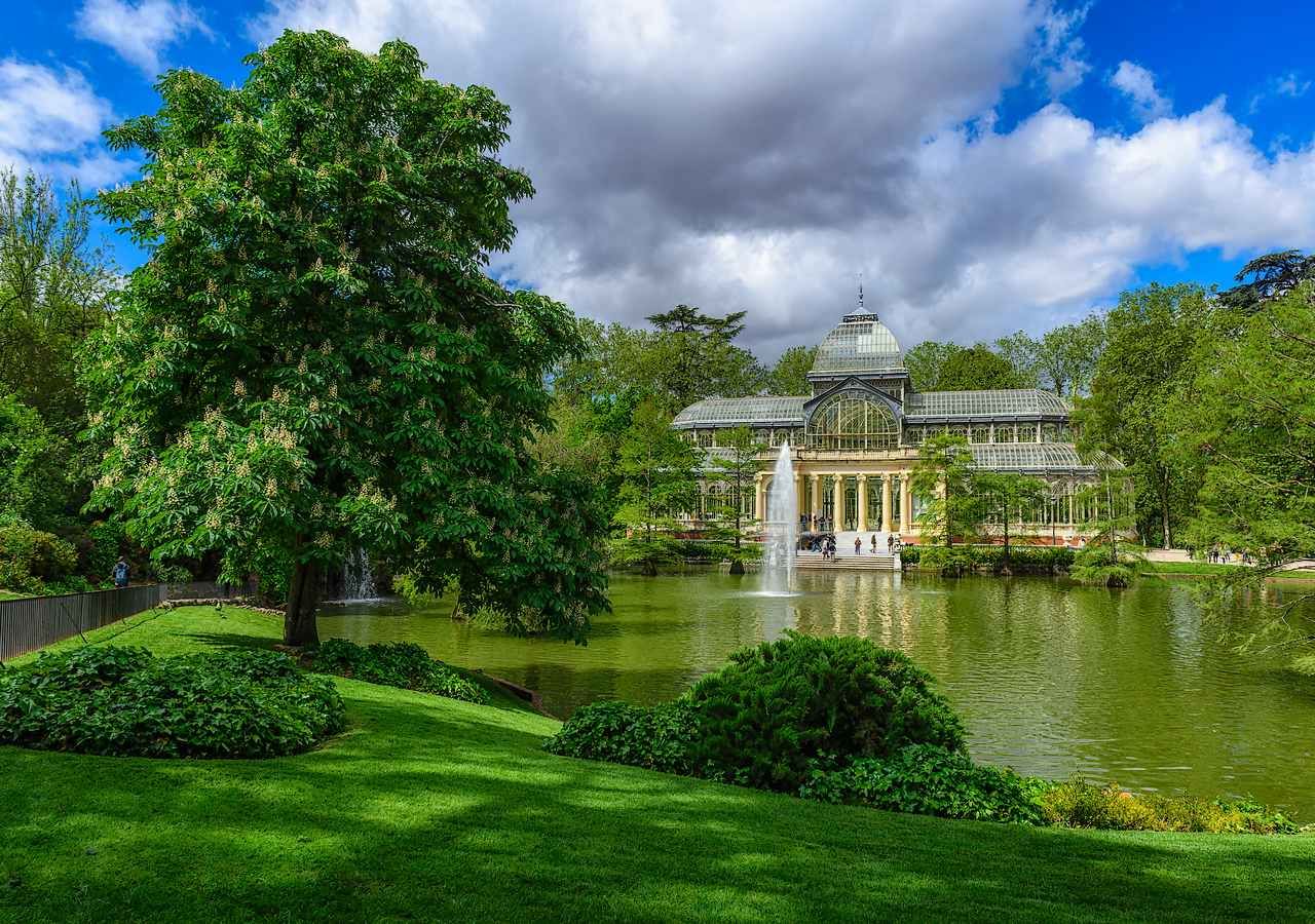 Las altas temperaturas de las olas de calor veraniegas son una de las causas por las que el Ayuntamiento cierra el Parque de El Retiro.