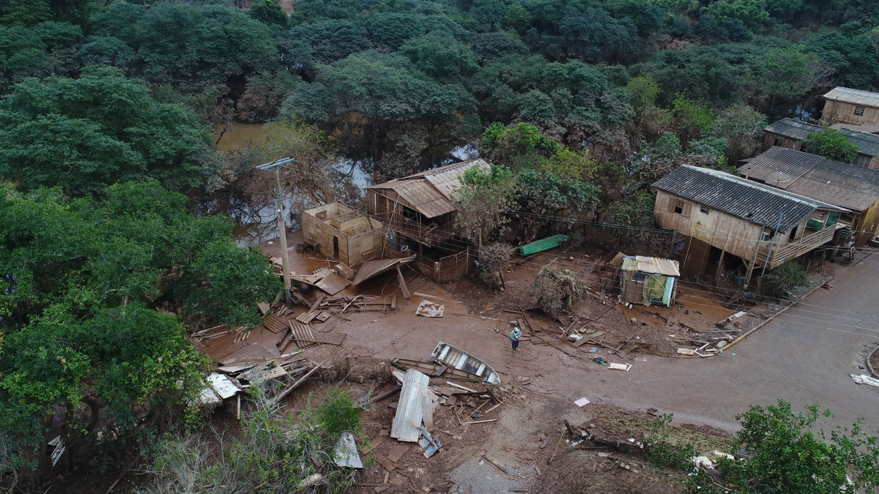 Cuando un río se desborda, el agua puede alcanzar viviendas y dejar lodo, sedimentos y escombros.
