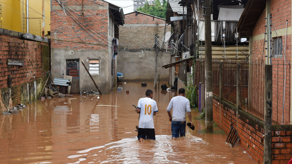 urbanizacion; inundacion; fluvial; drenaje; planificacion El pavimento y los techos reducen la infiltración y favorecen que más lluvia escurra por la superficie.