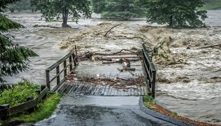 Por qu&eacute; crecen tan r&aacute;pido los r&iacute;os tras una fuerte tormenta: la diferencia entre crecida y desbordamiento