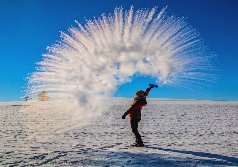 El enigma que desaf&iacute;a la f&iacute;sica: por qu&eacute; el agua caliente puede congelarse antes que la fr&iacute;a en tu congelador